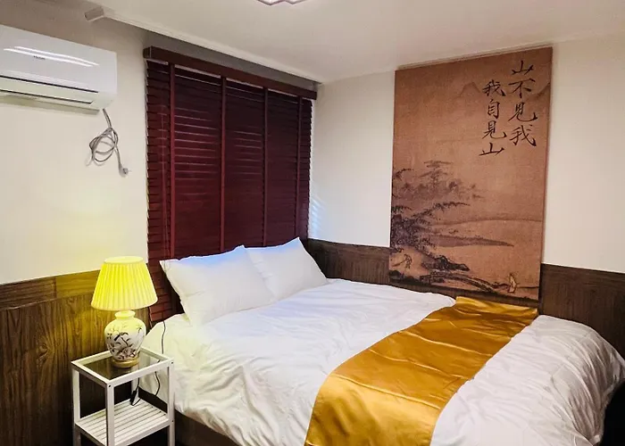 8, Korean Traditional Style House, Near Hongdae *